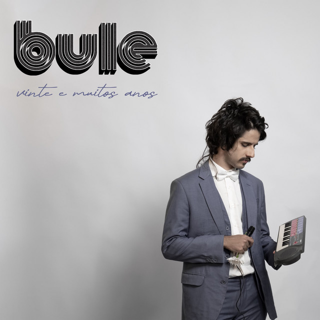 bule – “vinte e muitos anos”